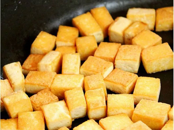 Rán đậu cho ngay dầu vào chảo là sai, làm cách này&nbsp;đậu sẽ giòn, ngon vô đối-1