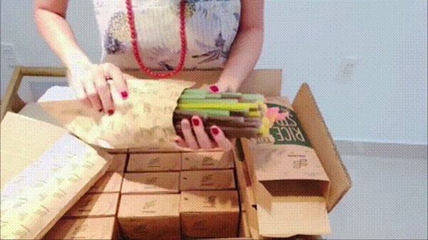 Người ta đập hộp giày hiệu, túi hiệu,&nbsp;nhà Thuỷ Tiên mỗi lần đập hộp toàn máy chế biến đồ ăn, thức uống-3