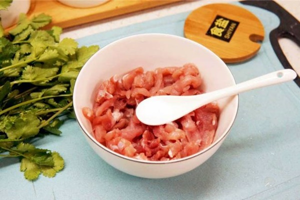 Tender and delicious stir-fried pork at restaurants but tough at home, chefs give advice-2