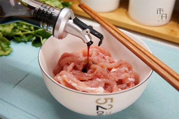 Thịt xào ở quán ăn rất mềm còn làm ở nhà lại dai cứng, đầu bếp mách mẹo-3