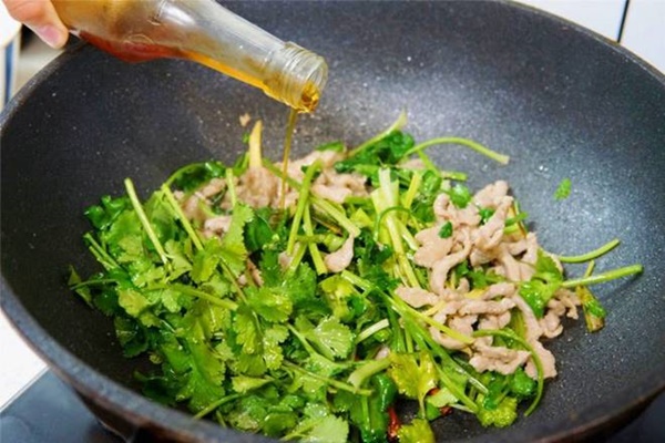 Tender and delicious stir-fried pork at restaurants but tough at home, chefs give advice-6