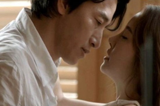 Hí hửng cùng chồng đi trăng mật, nửa đêm tôi bủn rủn thấy lưng anh có vết lạ