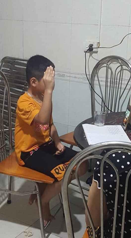 Thấy cháu giơ tay phát biểu mãi mà cô giáo không gọi, ông bà liền có màn tiếp sức đáng yêu không tả nổi-1