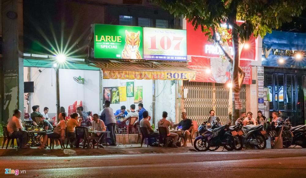 Bất chấp lệnh cấm, nhiều quán nhậu ở TP.HCM vẫn đông khách-1