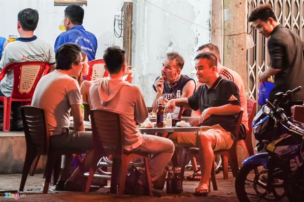 Bất chấp lệnh cấm, nhiều quán nhậu ở TP.HCM vẫn đông khách-2