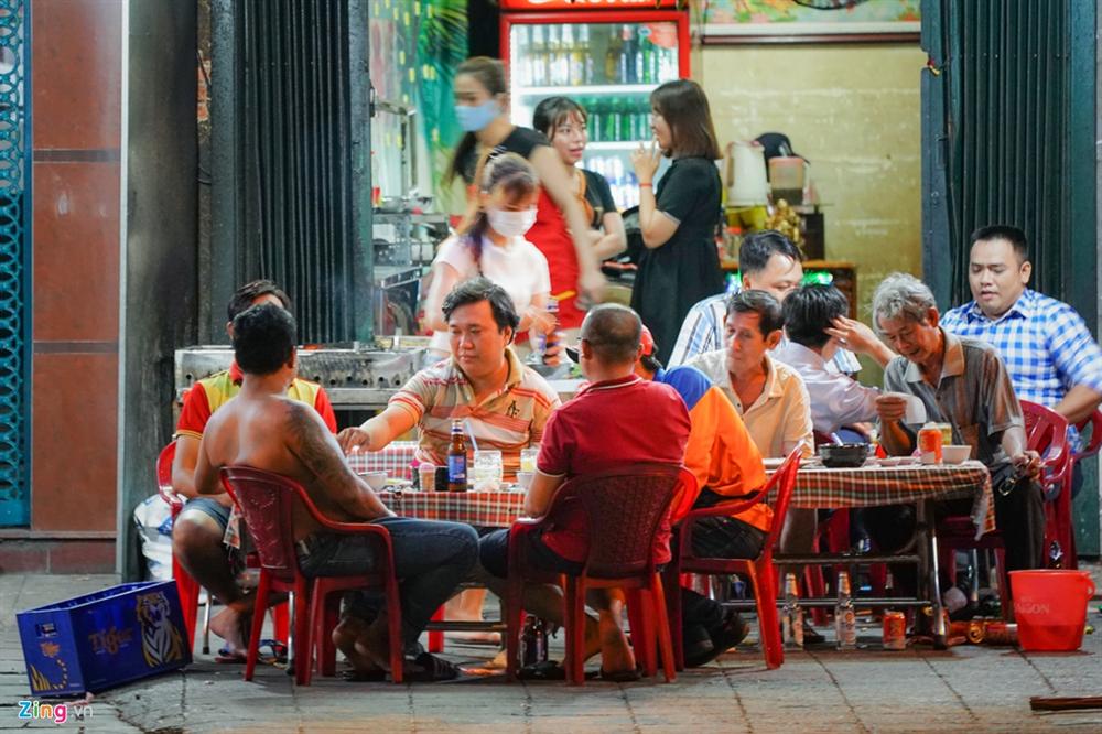 Bất chấp lệnh cấm, nhiều quán nhậu ở TP.HCM vẫn đông khách-4