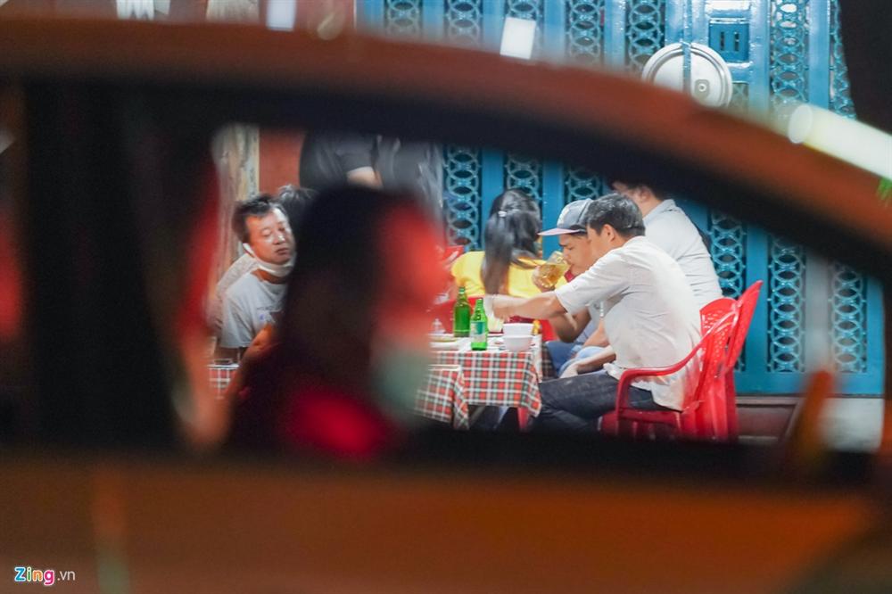 Bất chấp lệnh cấm, nhiều quán nhậu ở TP.HCM vẫn đông khách-5