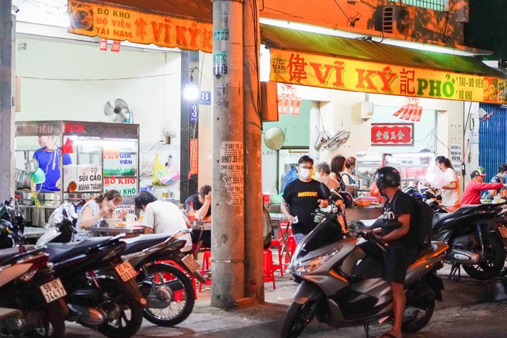 Bất chấp lệnh cấm, nhiều quán nhậu ở TP.HCM vẫn đông khách-6