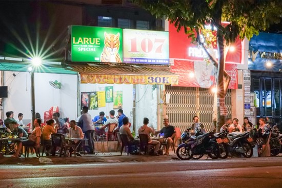 Bất chấp lệnh cấm, nhiều quán nhậu ở TP.HCM vẫn đông khách