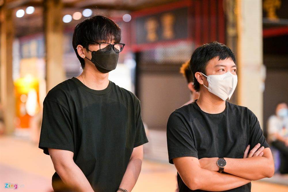 Trấn Thành, Hari Won viếng Mai Phương lúc khuya-3