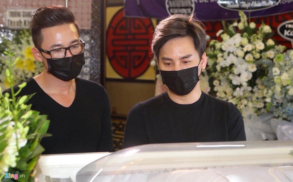 Trấn Thành, Hari Won viếng Mai Phương lúc khuya-6