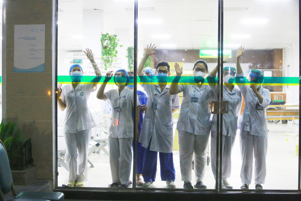 Hình ảnh các y bác sĩ tại Bệnh viện Bạch Mai vẫy tay chào qua cửa kính: Họ đang ngày đêm chiến đấu ở tuyến đầu nhưng vẫn luôn lạc quan như vậy-1