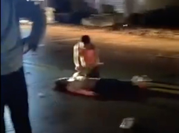 Tài xế tông người đi bộ bất tỉnh, hành động ngay sau khi gây ra tai nạn mới thu hút sự chú ý của mọi người-2