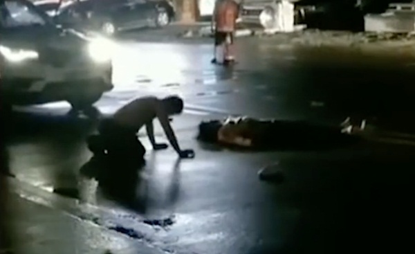 Tài xế tông người đi bộ bất tỉnh, hành động ngay sau khi gây ra tai nạn mới thu hút sự chú ý của mọi người-3