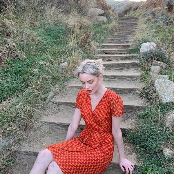 Một trong những thần chú sang chảnh hóa phong cách của phụ nữ Pháp chính là váy áo cổ chữ V-1