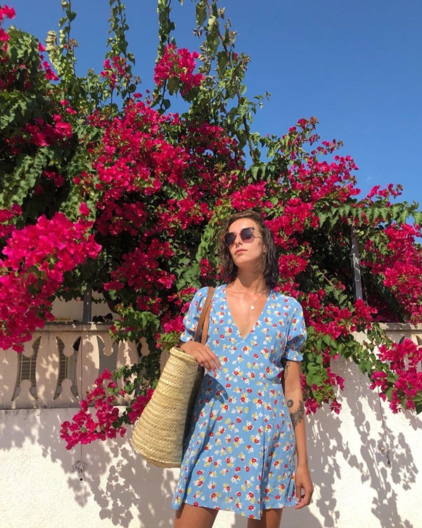 Một trong những thần chú sang chảnh hóa phong cách của phụ nữ Pháp chính là váy áo cổ chữ V-10