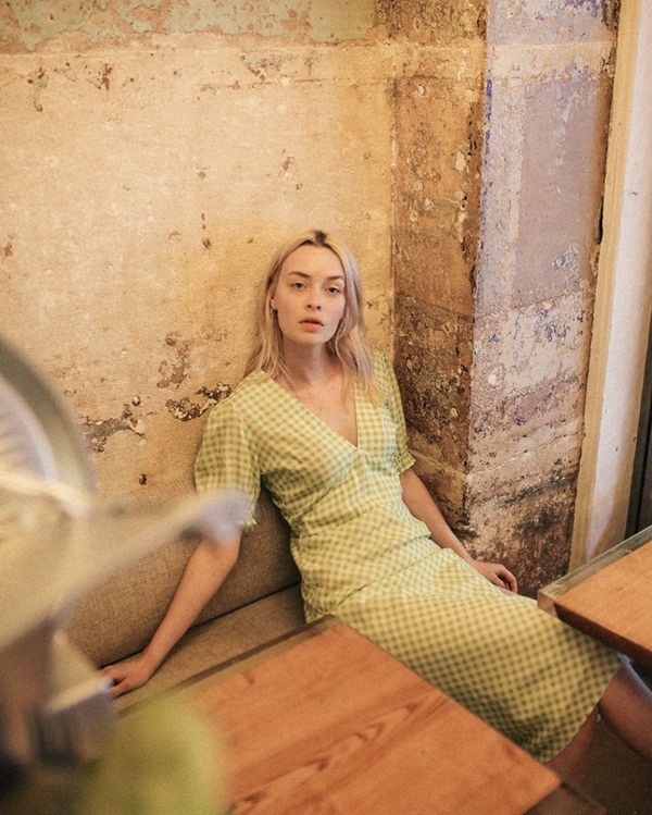 Một trong những thần chú sang chảnh hóa phong cách của phụ nữ Pháp chính là váy áo cổ chữ V-2