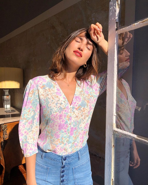 Một trong những thần chú sang chảnh hóa phong cách của phụ nữ Pháp chính là váy áo cổ chữ V-3