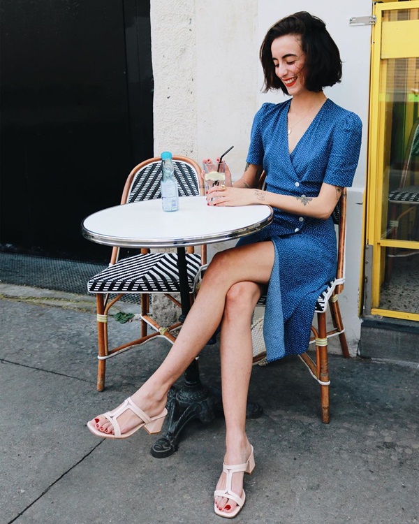 Một trong những thần chú sang chảnh hóa phong cách của phụ nữ Pháp chính là váy áo cổ chữ V-4