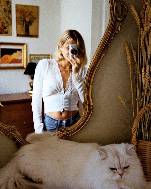 Một trong những thần chú sang chảnh hóa phong cách của phụ nữ Pháp chính là váy áo cổ chữ V-9