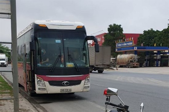 Dừng xe chở cô gái có bạn tiếp xúc gần với ca Covid-19, đưa 29 người đi cách ly