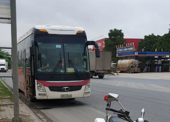 Dừng xe chở cô gái có bạn tiếp xúc gần với ca Covid-19, đưa 29 người đi cách ly-1