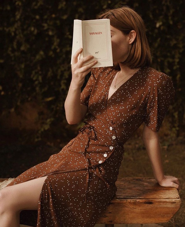 Một trong những thần chú sang chảnh hóa phong cách của phụ nữ Pháp chính là váy áo cổ chữ V-12