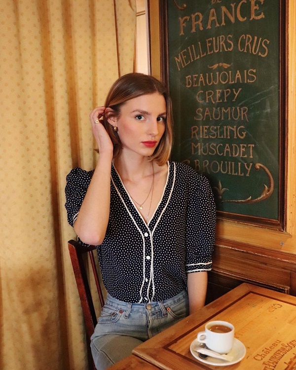 Một trong những thần chú sang chảnh hóa phong cách của phụ nữ Pháp chính là váy áo cổ chữ V-14