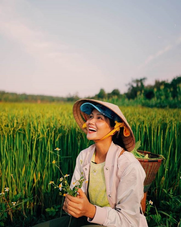 Diện đồ làm ruộng đến ngân hàng, HHen Niê đích thị là nàng Hậu ăn mặc bình dân nhất Vbiz-2