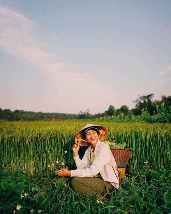 Diện đồ làm ruộng đến ngân hàng, HHen Niê đích thị là nàng Hậu ăn mặc bình dân nhất Vbiz-4