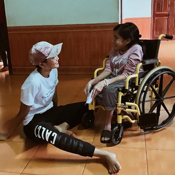 Diện đồ làm ruộng đến ngân hàng, HHen Niê đích thị là nàng Hậu ăn mặc bình dân nhất Vbiz-8