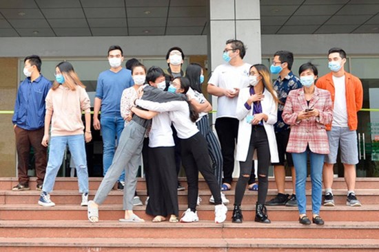 Ảnh: Bệnh nhân thứ 17 và 26 ca mắc Covid-19 khác khỏi bệnh