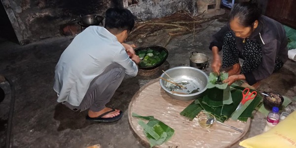 Cuối tháng 3 mà con cháu vẫn quây quần đông đủ ở nhà, nhiều gia đình rủ nhau gói bánh chưng để... đón Tết” lần hai-3