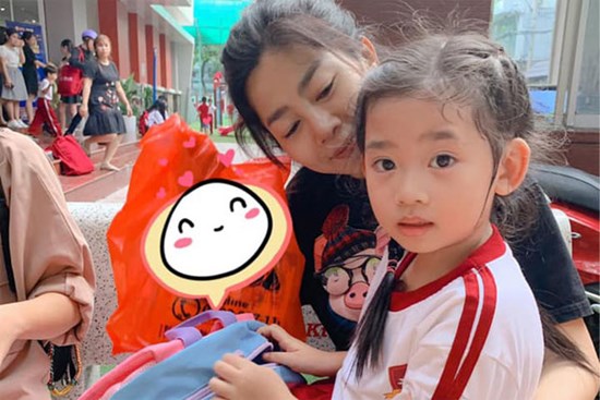 Ốc Thanh Vân xót xa chia sẻ hình ảnh nghệ sĩ Mai Phương đưa con gái đi học: