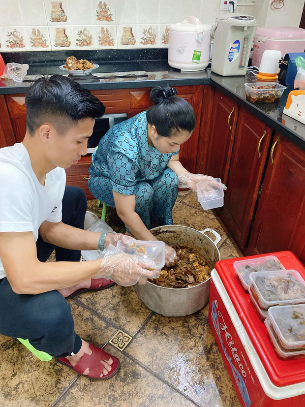 Bùi Tiến Dũng đúng chuẩn ông chồng kiểu mẫu: Hết chăm con lại xắn tay vào bếp phụ vợ làm đồ ăn bán hàng khi nghỉ dịch-1
