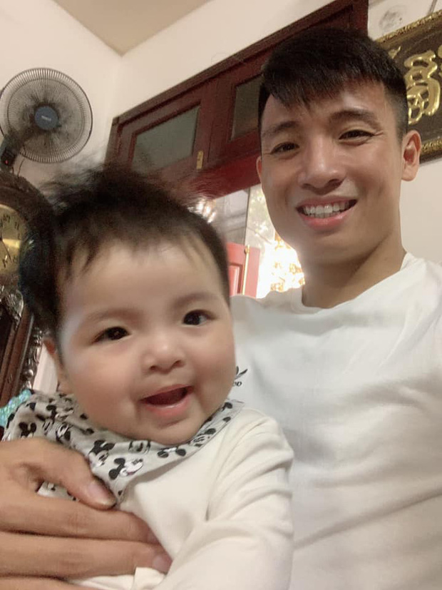 Bùi Tiến Dũng đúng chuẩn ông chồng kiểu mẫu: Hết chăm con lại xắn tay vào bếp phụ vợ làm đồ ăn bán hàng khi nghỉ dịch-2