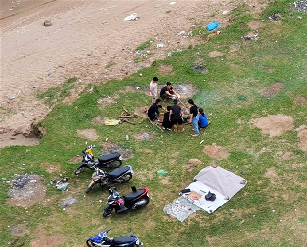 Đông người cắm trại ở chân cầu Vĩnh Tuy bất chấp dịch bệnh-2