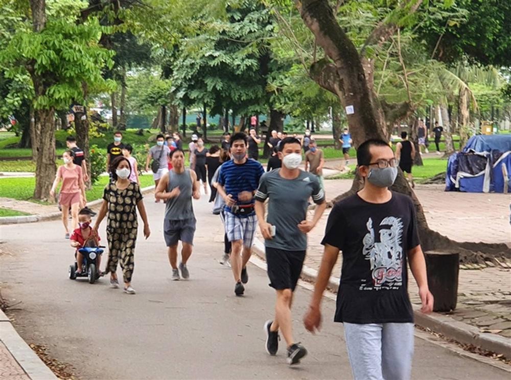 Đông người cắm trại ở chân cầu Vĩnh Tuy bất chấp dịch bệnh-3