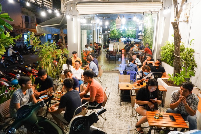 Đông người cắm trại ở chân cầu Vĩnh Tuy bất chấp dịch bệnh-5