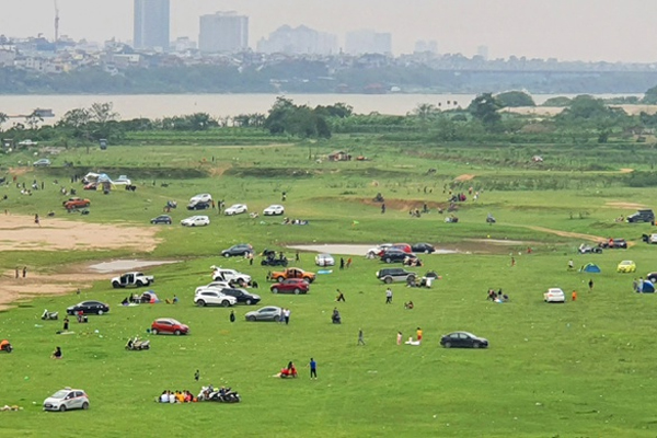 Cô gái vội vã rời khỏi toà nhà có người dương tính Covid-19 lần 1, may mắn công an phát hiện kịp-7