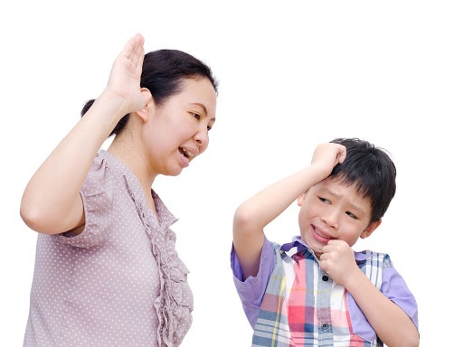 Những sai lầm của bố mẹ khiến con lớn lên chẳng khác gì chú gà công nghiệp luôn co ro sợ hãi-1