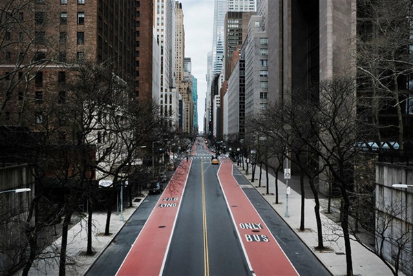 Chùm ảnh cuộc sống người dân khắp thế giới khi Covid-19 phủ bóng toàn cầu: Yên ắng, vắng vẻ lạ thường nhưng tuyệt đối không từ bỏ hy vọng-1