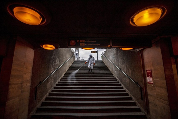 Chùm ảnh cuộc sống người dân khắp thế giới khi Covid-19 phủ bóng toàn cầu: Yên ắng, vắng vẻ lạ thường nhưng tuyệt đối không từ bỏ hy vọng-10