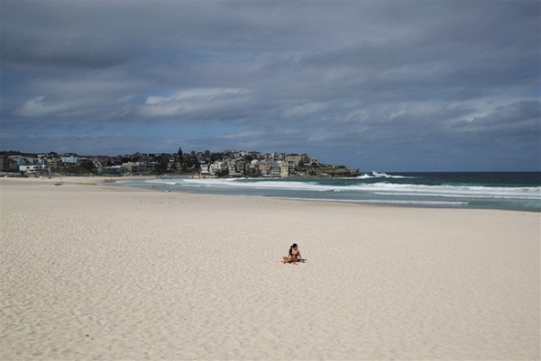 Chùm ảnh cuộc sống người dân khắp thế giới khi Covid-19 phủ bóng toàn cầu: Yên ắng, vắng vẻ lạ thường nhưng tuyệt đối không từ bỏ hy vọng-14