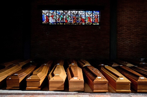 Chùm ảnh cuộc sống người dân khắp thế giới khi Covid-19 phủ bóng toàn cầu: Yên ắng, vắng vẻ lạ thường nhưng tuyệt đối không từ bỏ hy vọng-28