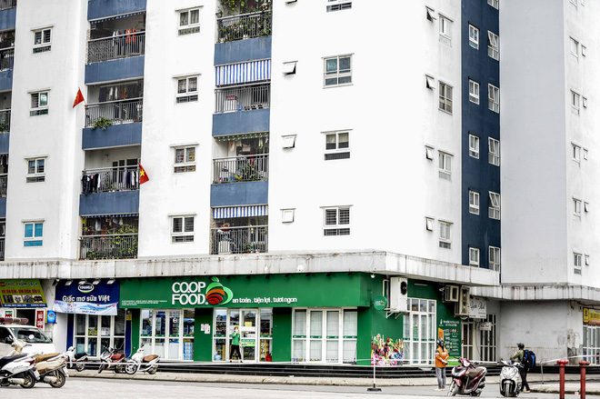 Cô gái vội vã rời khỏi toà nhà có người dương tính Covid-19 lần 1, may mắn công an phát hiện kịp-6