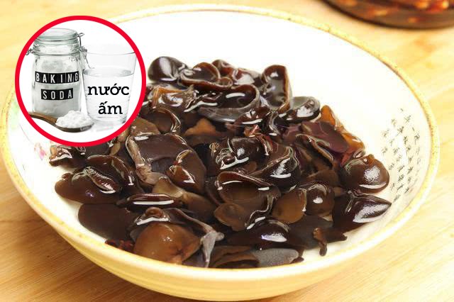 Ngâm rửa mộc nhĩ chỉ với nước là sai, thêm hai nguyên liệu nữa mới sạch hoàn toàn-1