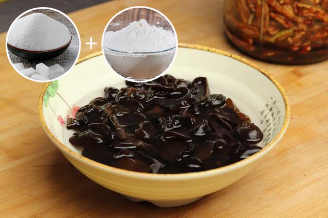 Ngâm rửa mộc nhĩ chỉ với nước là sai, thêm hai nguyên liệu nữa mới sạch hoàn toàn-2