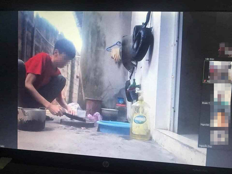 Đang học online thì mẹ bắt đi nấu cơm, sợ giáo viên không tin nên nam sinh chứng minh luôn khiến cả lớp ôm bụng cười-1
