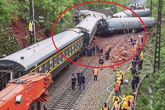 Tàu bị trật bánh gây tai nạn khiến một trăm người bị thương